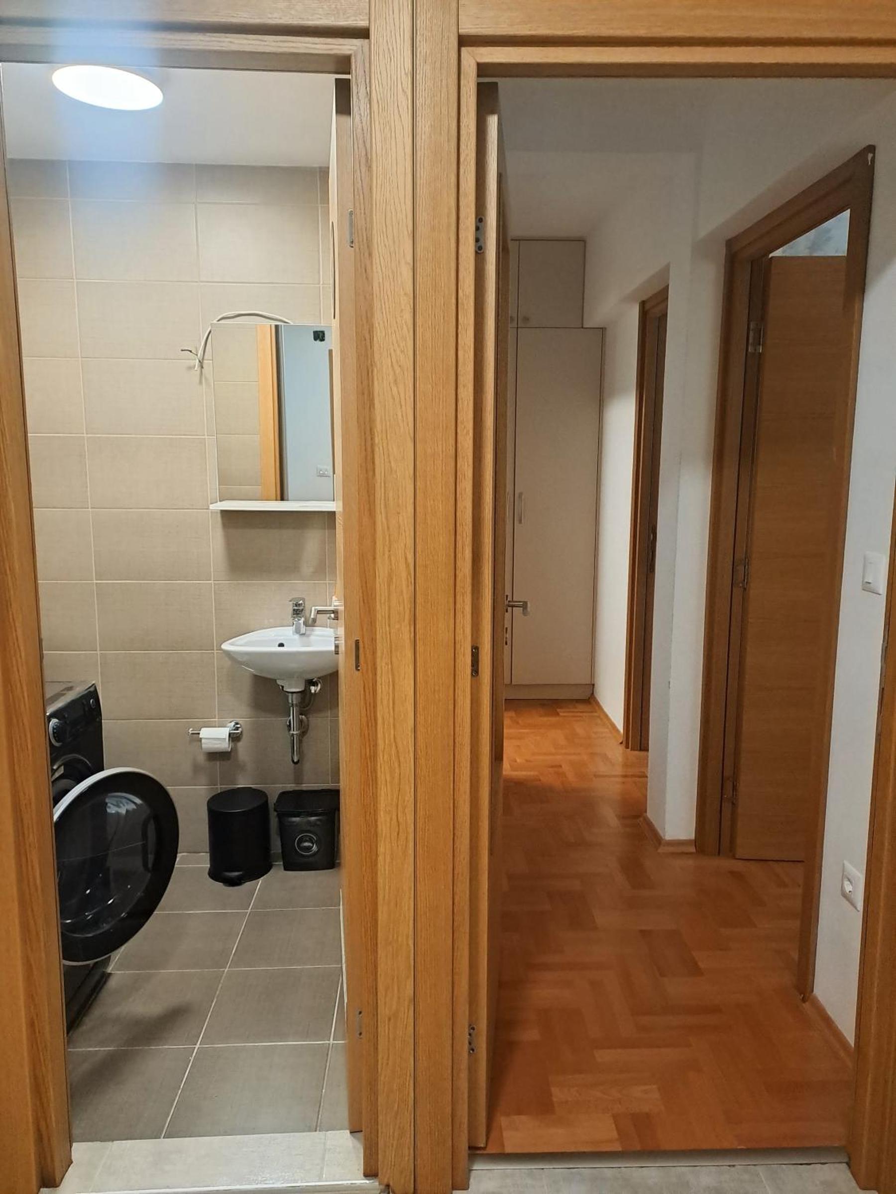 Kupatilo sa mašinom za veš i hodnik stana