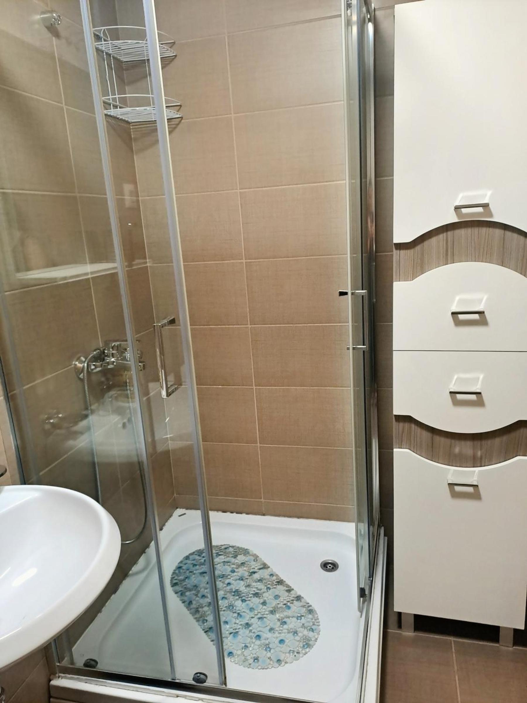 Tuš kabina sa staklenim vratima