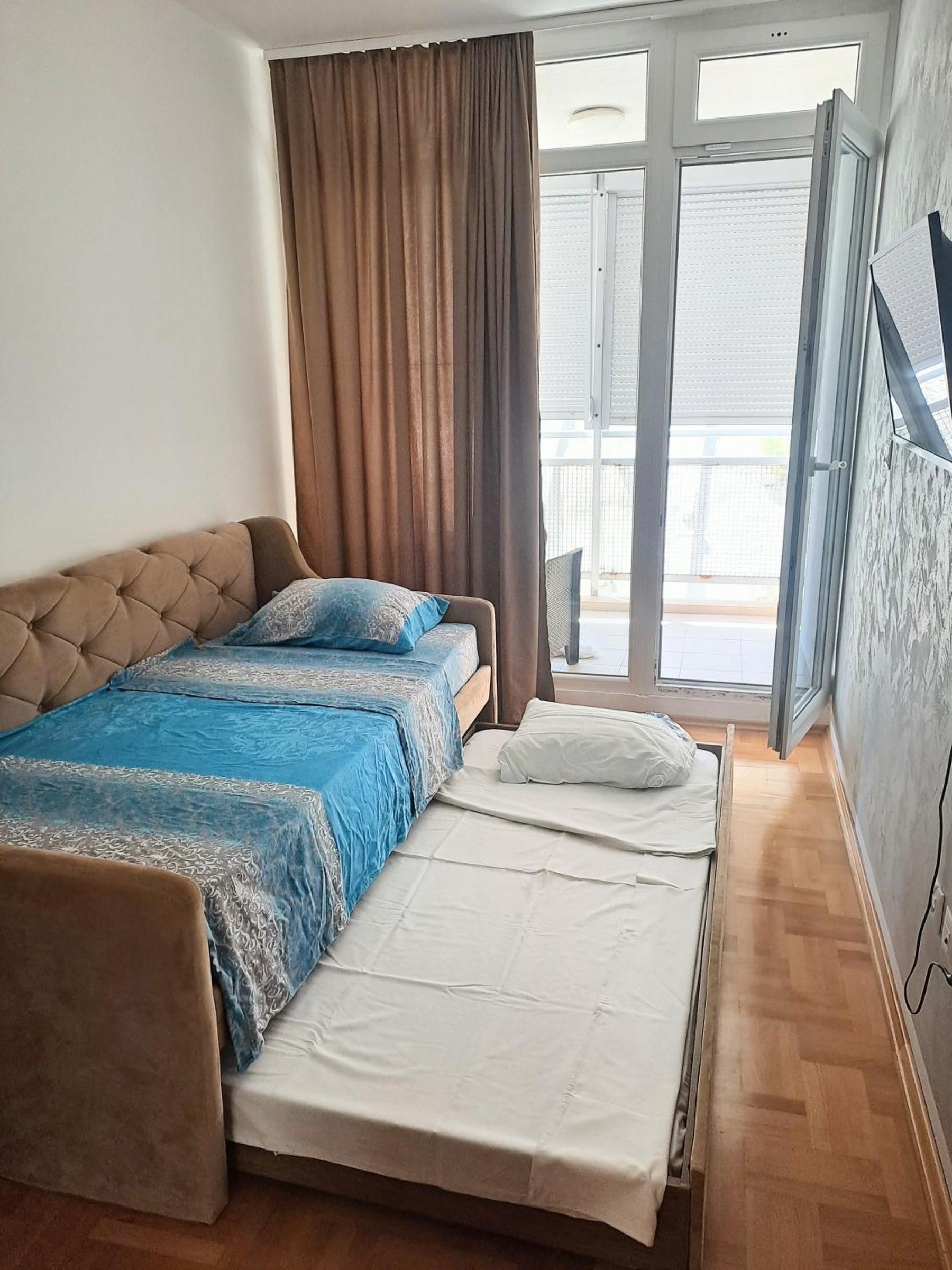 Druga spavaća soba sa razvlačenjem i izlazom na terasu
