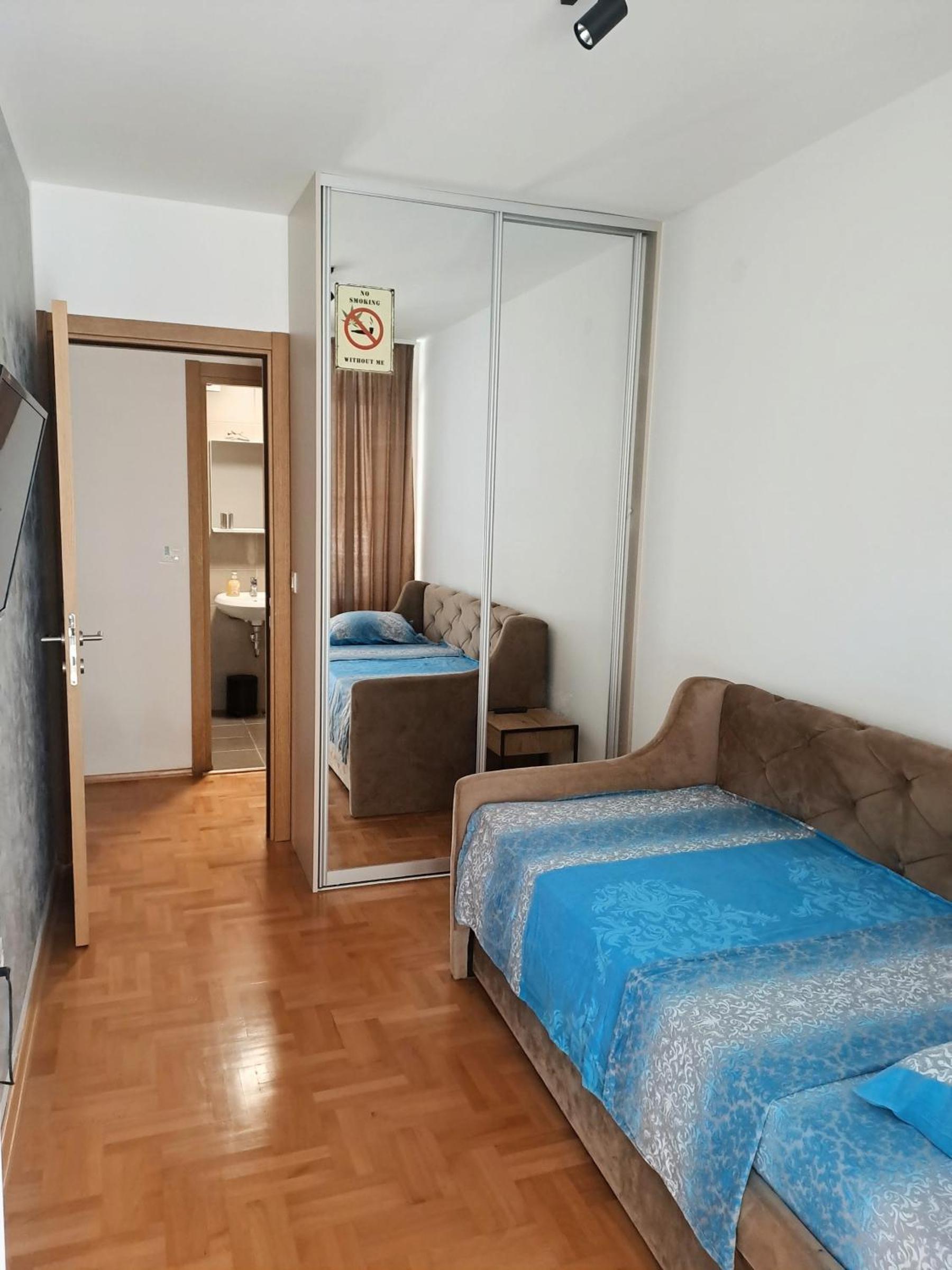 Druga spavaća soba — ogledalo i izlaz u kupatilo