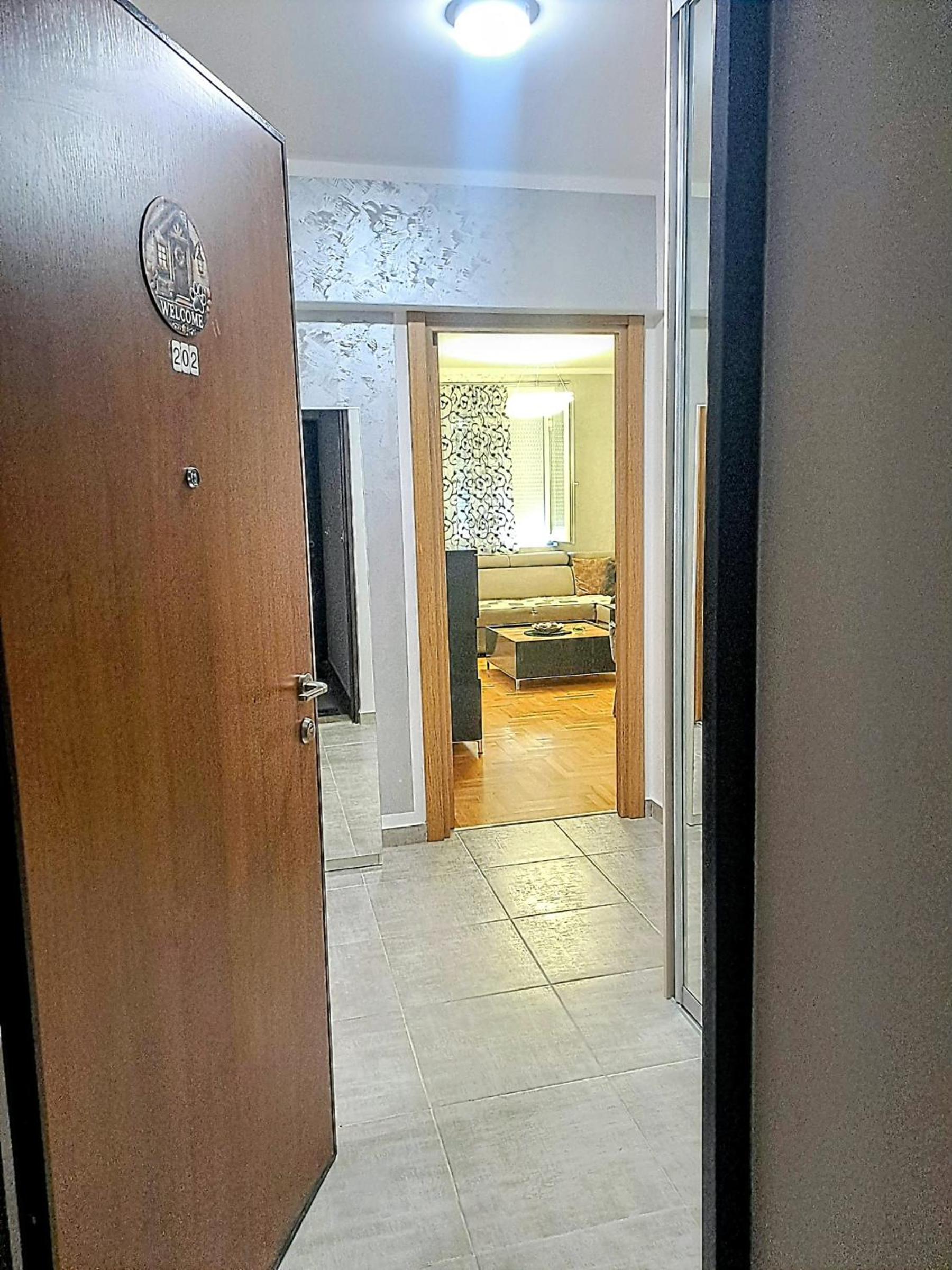 Ulaz u stan 202 — pogled ka dnevnom boravku