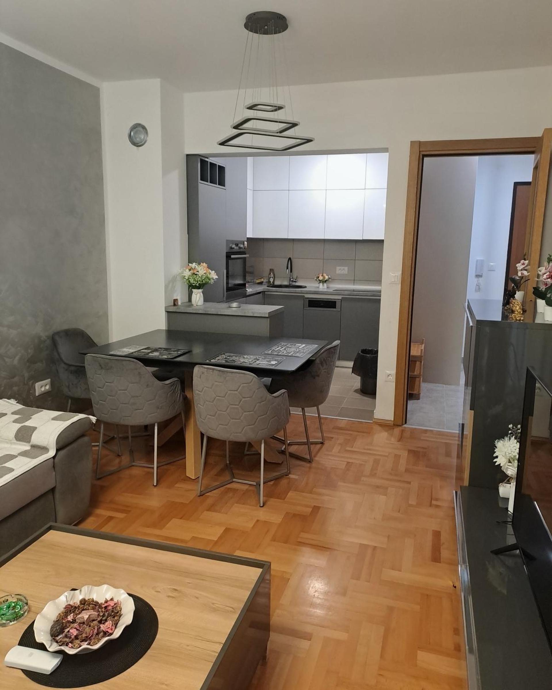 Otvoreni dnevni boravak sa trpezarijom i modernom kuhinjom